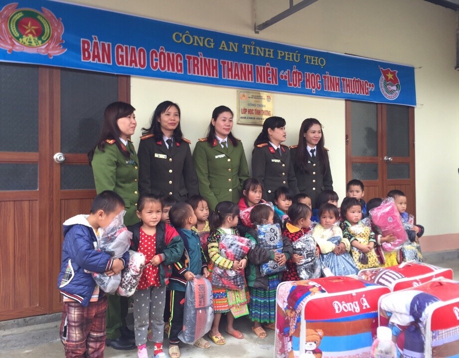 Hội Phụ nữ Công an tỉnh tổ chức các hoạt động thiện nguyện tại  xã Trung Sơn, huyện Yên Lập,